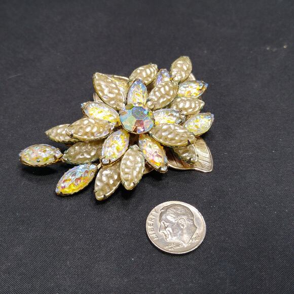 Vintage 1950s Molded Lava Glass Aurora Borealis Rhinestone Floral Brooch - Picture 9 of 10